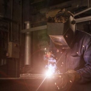 Mann beim schweißen von Metall
