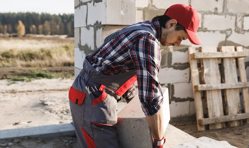 Allrounder bei kleineren Instandsetzungsarbeiten auf einer Baustelle