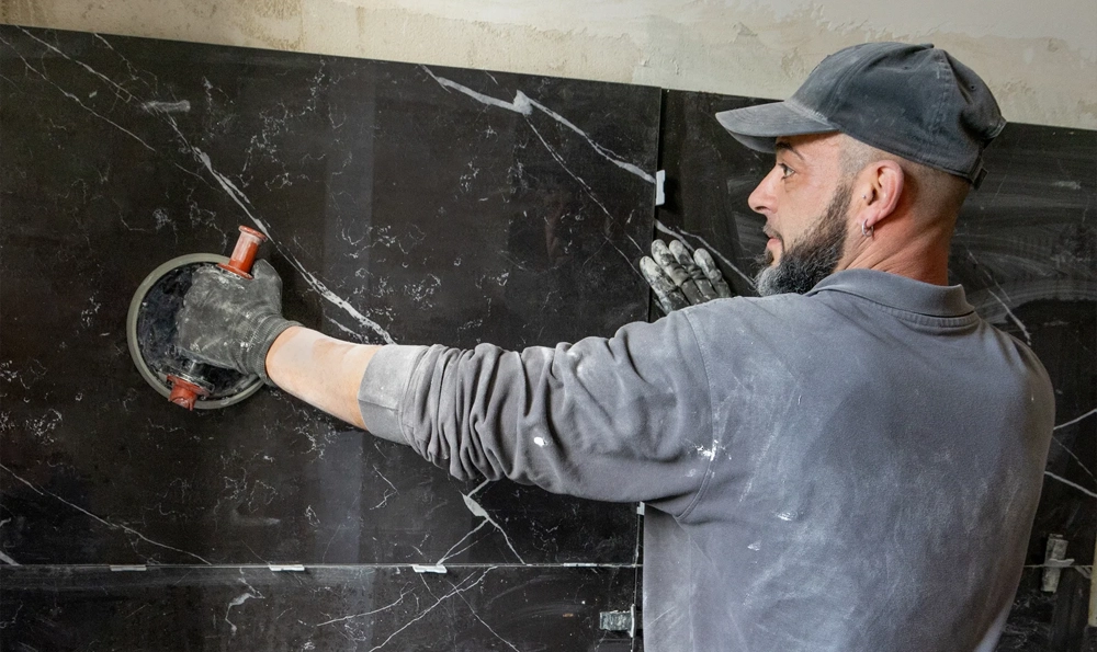 Maurer bei Mauerarbeiten mit Ziegeln und Mörtel im Rohbau