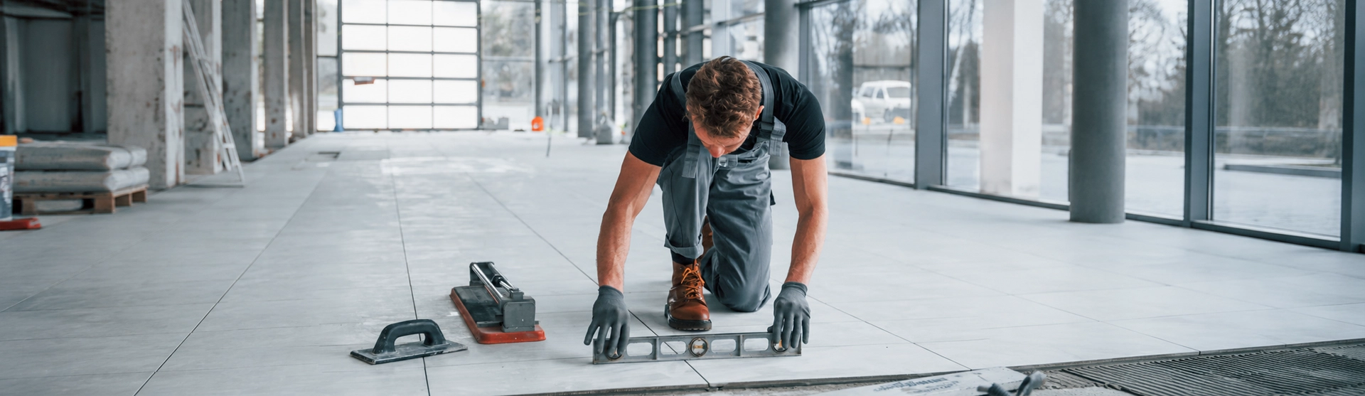 Maurer beim Bau einer Ziegelmauer auf einer Rohbau-Baustelle