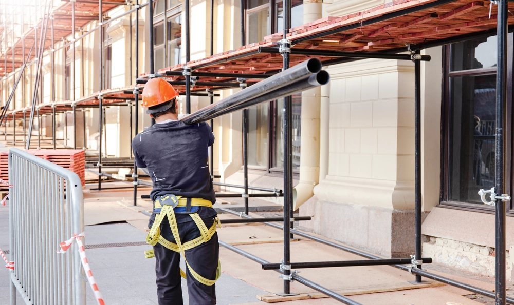 Maurer bei Mauerarbeiten mit Ziegeln und Mörtel im Rohbau