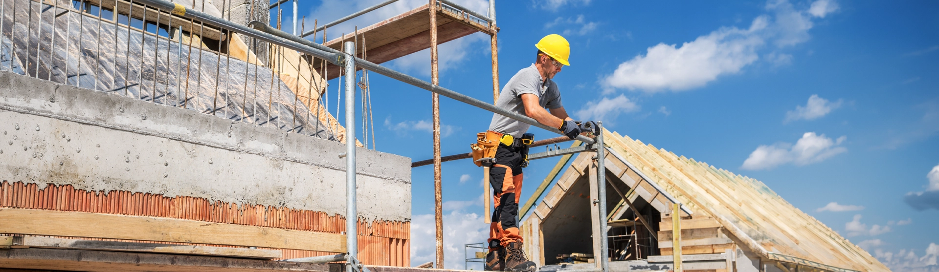 Maurer beim Bau einer Ziegelmauer auf einer Rohbau-Baustelle