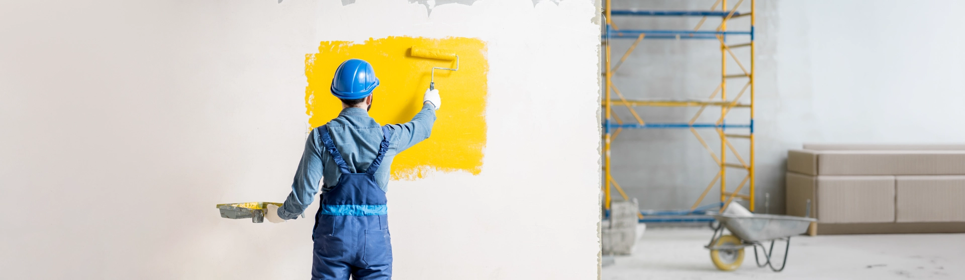 Maurer beim Bau einer Ziegelmauer auf einer Rohbau-Baustelle