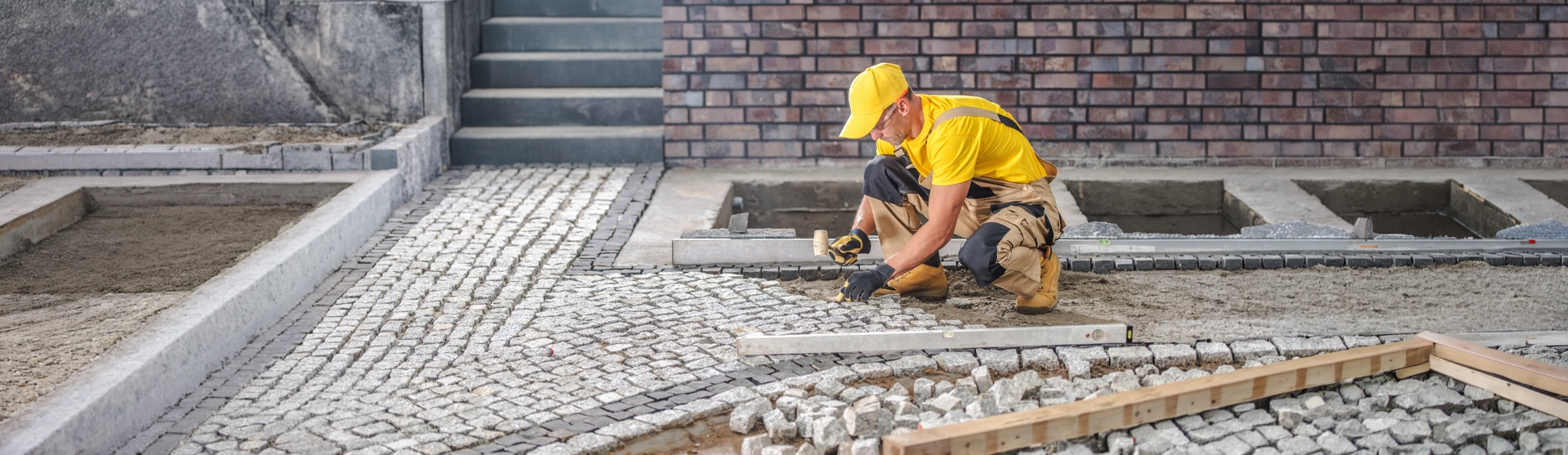 Maurer beim Bau einer Ziegelmauer auf einer Rohbau-Baustelle