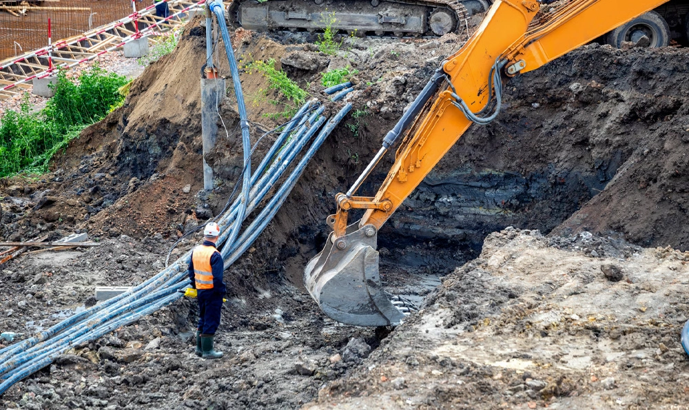 Maurer bei Mauerarbeiten mit Ziegeln und Mörtel im Rohbau