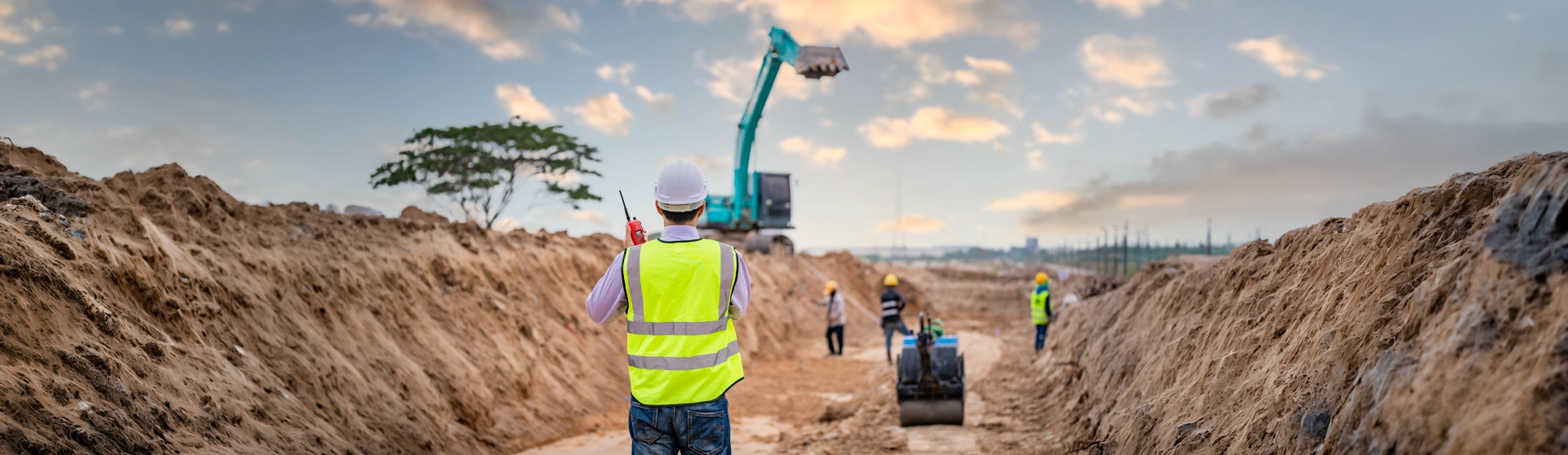 Maurer beim Bau einer Ziegelmauer auf einer Rohbau-Baustelle