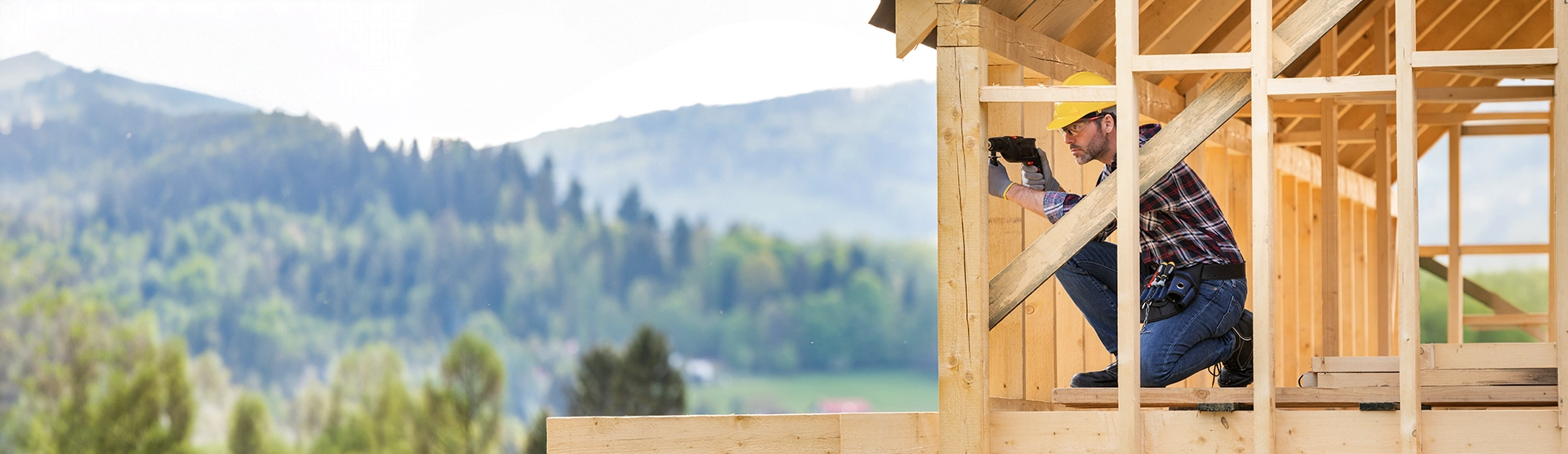 Maurer beim Bau einer Ziegelmauer auf einer Rohbau-Baustelle